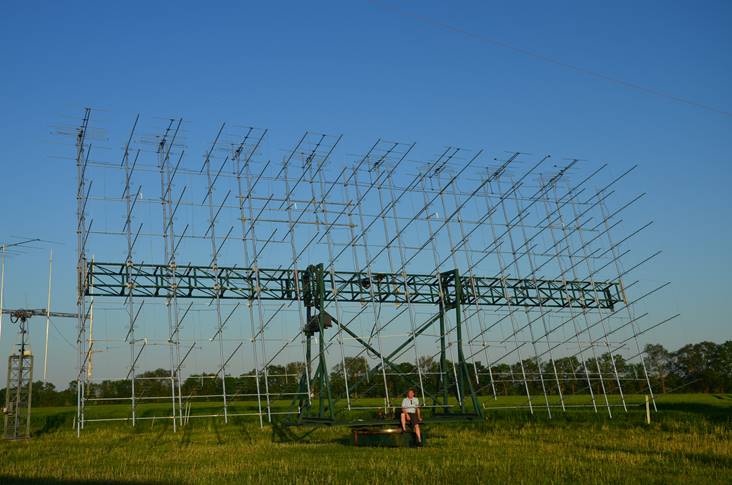 Bernd Wilde, DL7APV vor seiner 70cm EME Antennenanlage, Foto: DL7APV